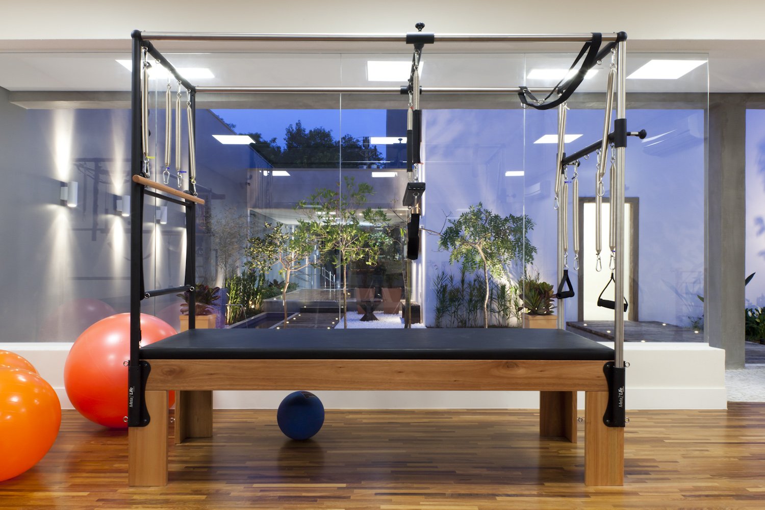 Pilates com vista para o jardim interno